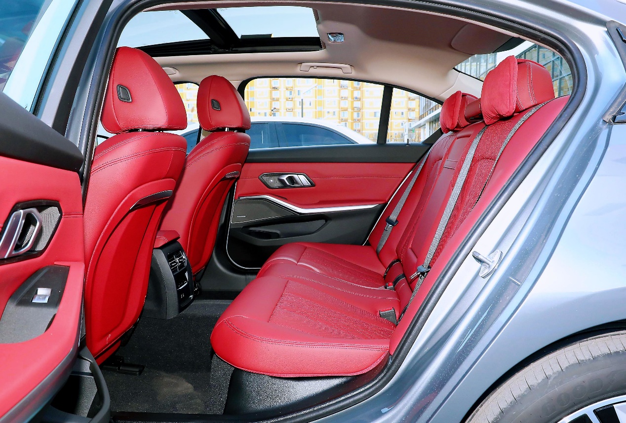 接送小孩,开轿车!这款车,上下车方便,座椅宽大,好开体面