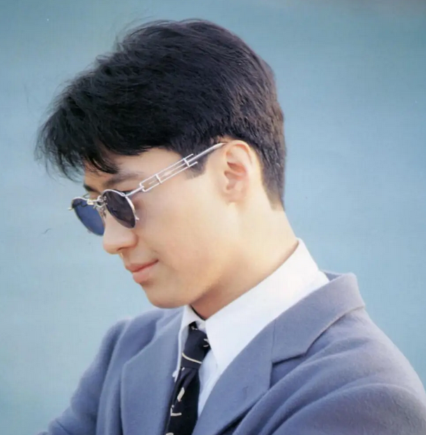 57岁黎明素颜近距离怼脸拍视频:皮肤白净状态佳,手指修长好抢眼