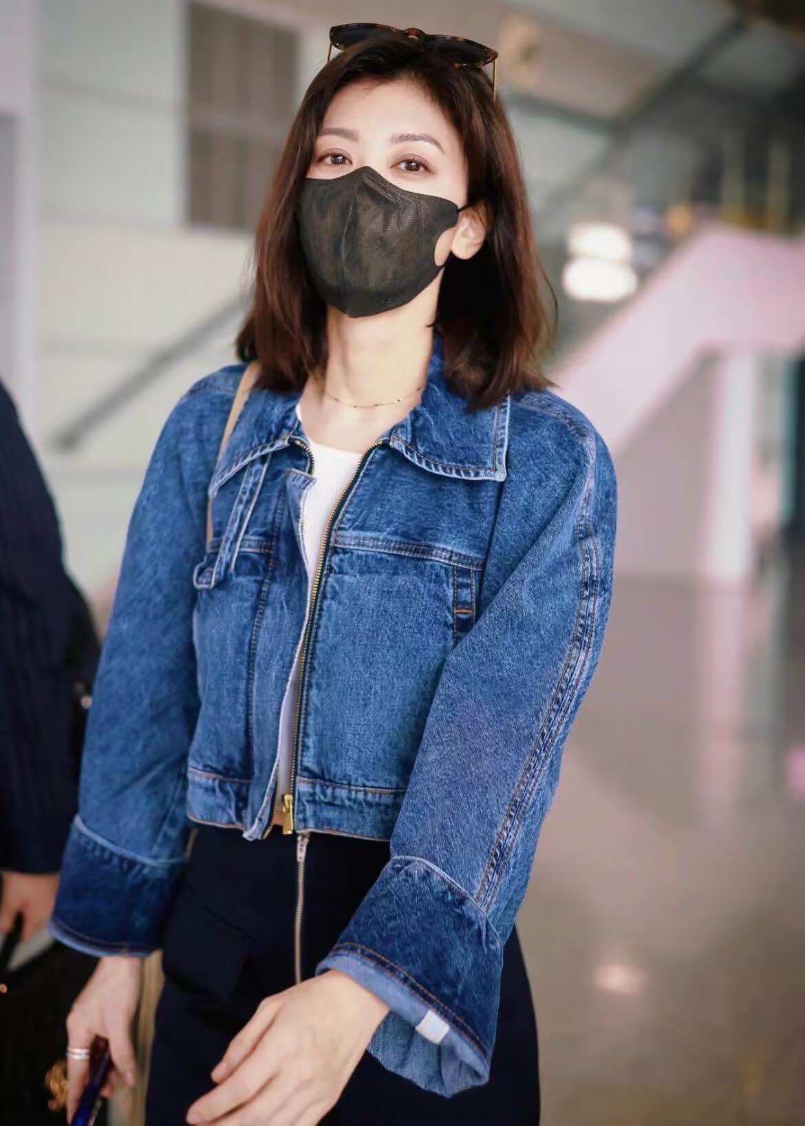 贾静雯哪里像快50岁的人?穿搭减龄时髦,仿佛走路都"带风"