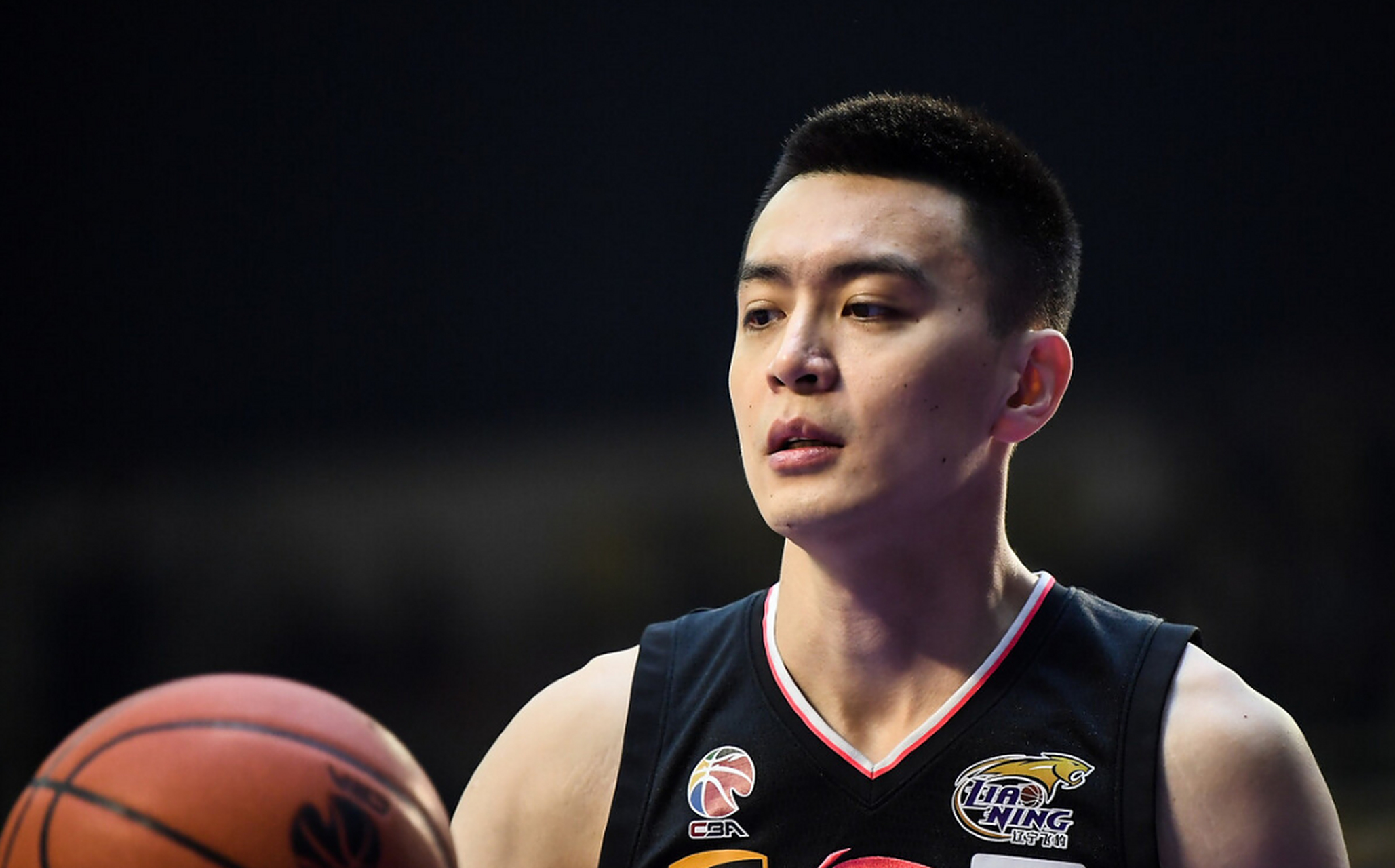 杨鸣已去除社交媒体认证信息,引发人们对他的未来前途的担忧