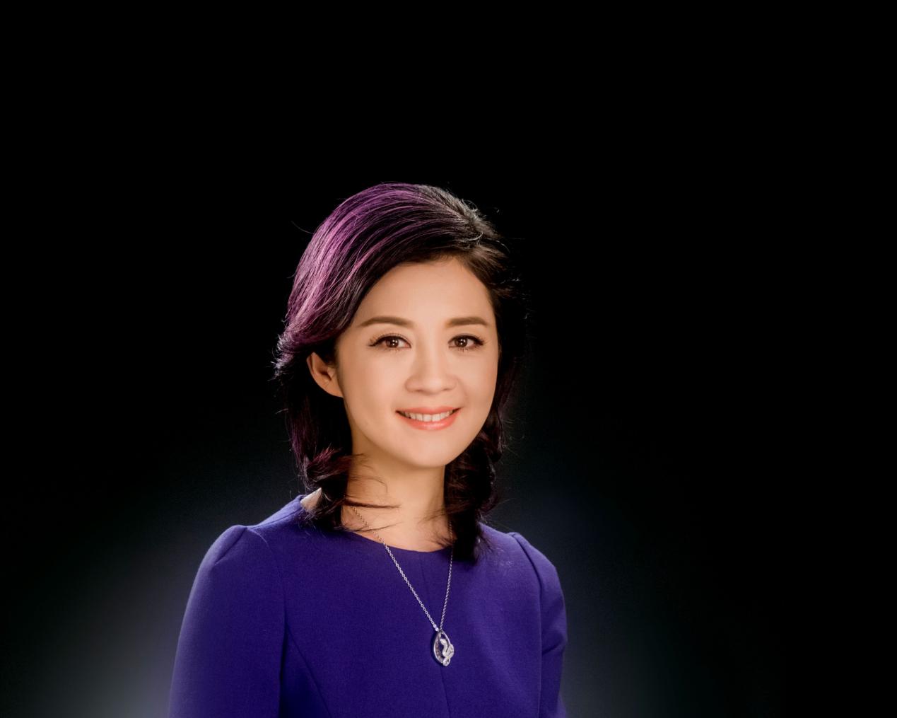 主持人许戈辉:事业巅峰期离开央视,嫁富商后与丈夫前妻亲如姐妹