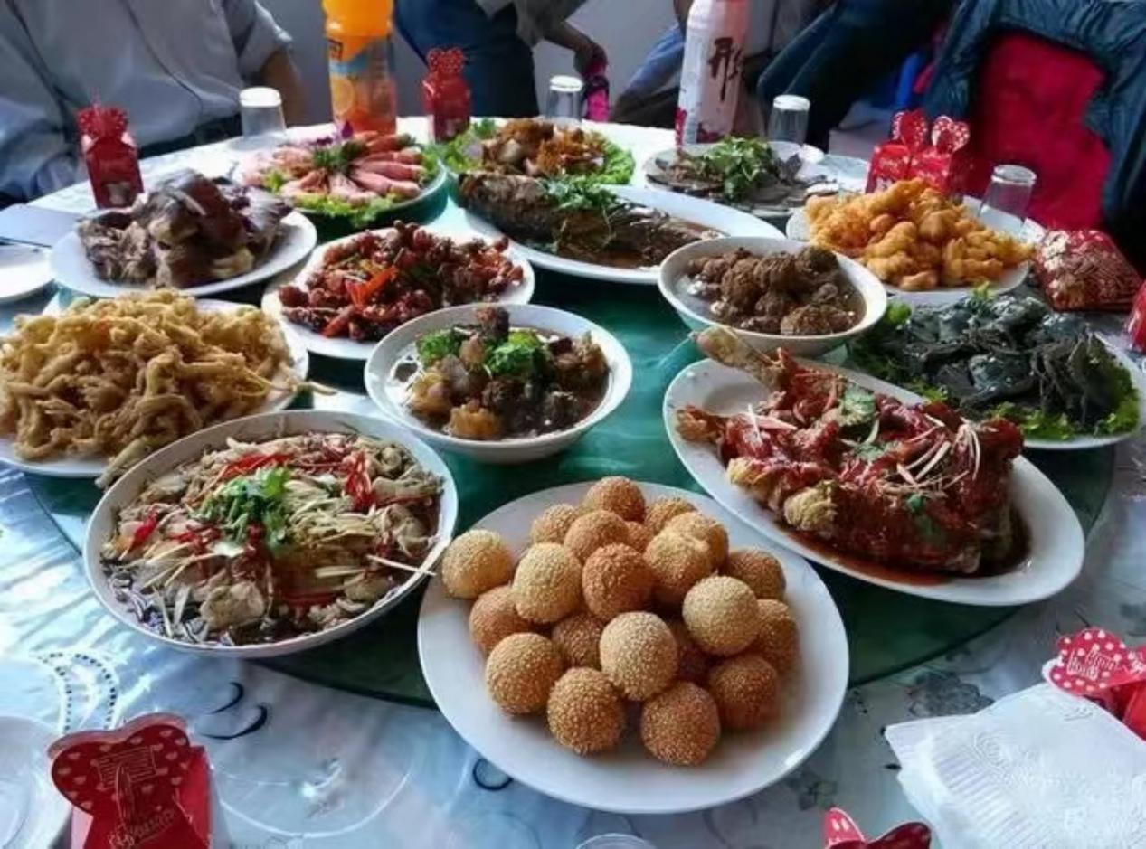 福建农村酒席到底有多豪横?城里人看到之后,直呼:属实羡慕了!