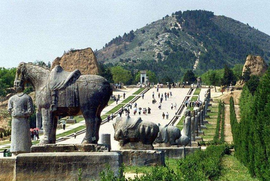 故事:躺在龙脉上的三座墓,坐拥倾世财富,世代盗墓贼却只能垂涎