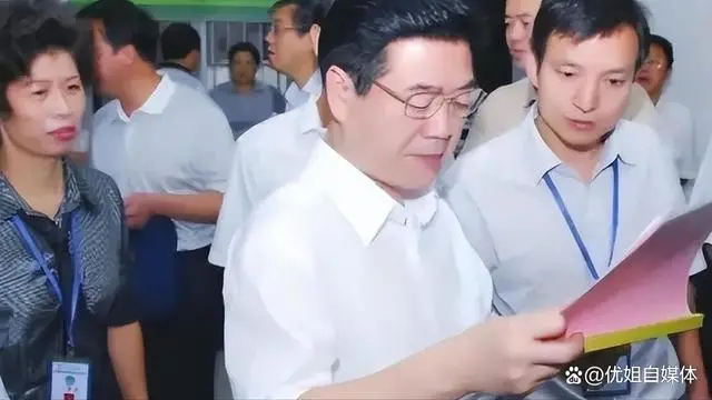 纪实:湖南"色贪书记"李亿龙让情妇做区长,女下属开房汇报工作