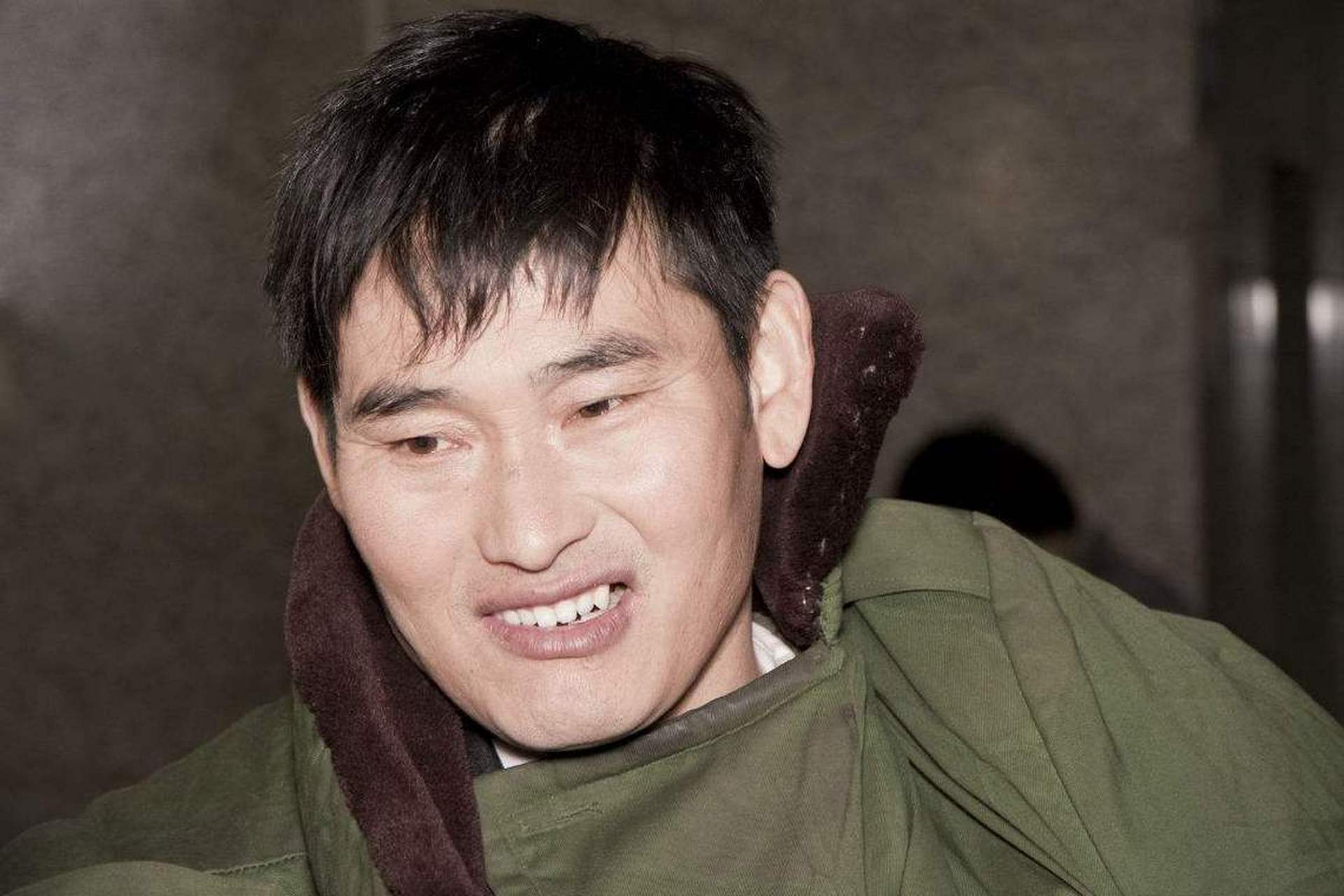 大衣哥朱之文,山东菏泽单县农民歌手,以军大衣和淳朴歌喉赢得观众喜爱