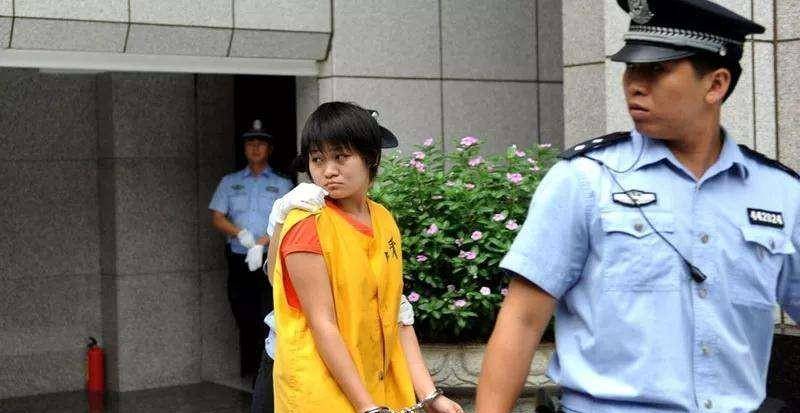 回顾齐萍萍杀父弑母案:事后与尸体共住4天,法庭上只说出4个字