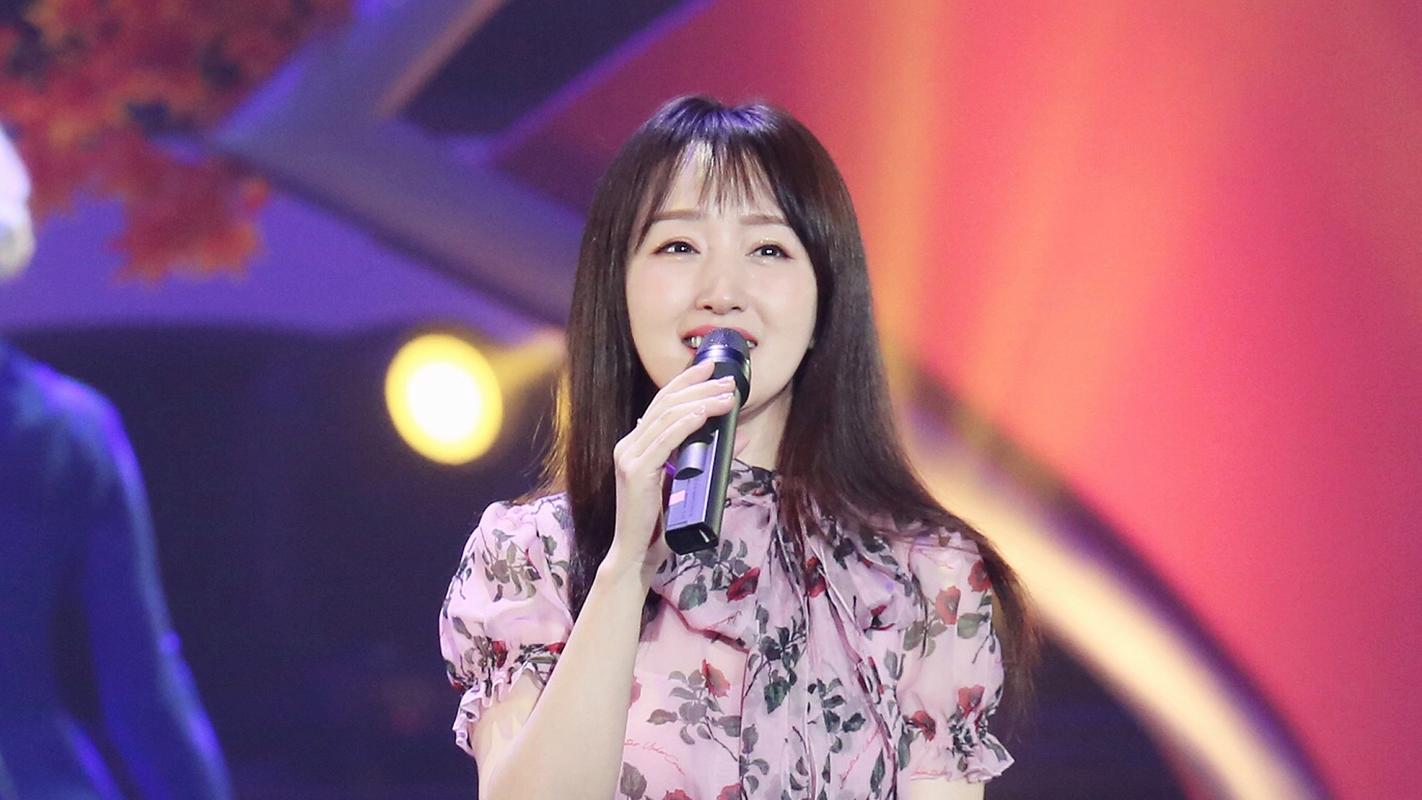 杨钰莹:不老女神机场秀,素颜18岁惊艳,笑容背后藏着的秘密