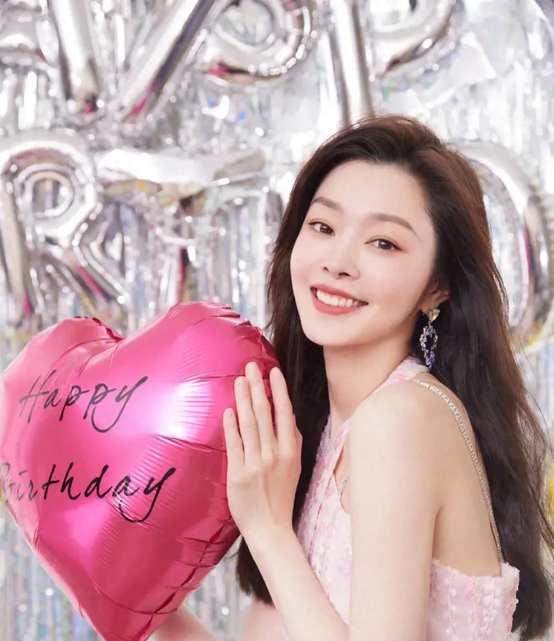 宋轶粉裙庆生美照曝光,大美女笑脸阳光又绚烂