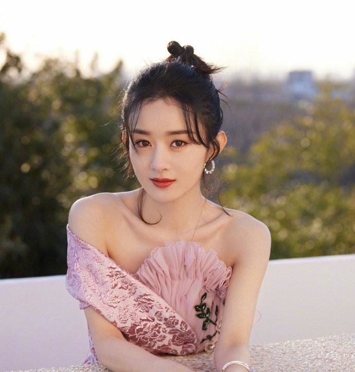 赵丽颖新造型太美了,粉色礼服裙少女感十足,比微博之夜的更好看