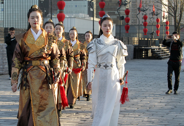 西安巡城女将军火了!网友:整活还得看西安!每次都让人惊艳!