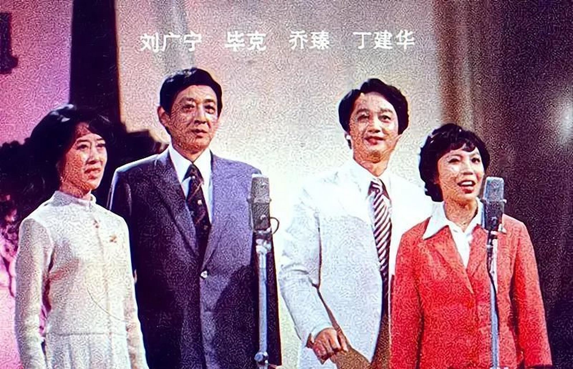 在繁华大街上,乔榛与唐国妹因意外相遇,两人经历年龄和职业差异的考验