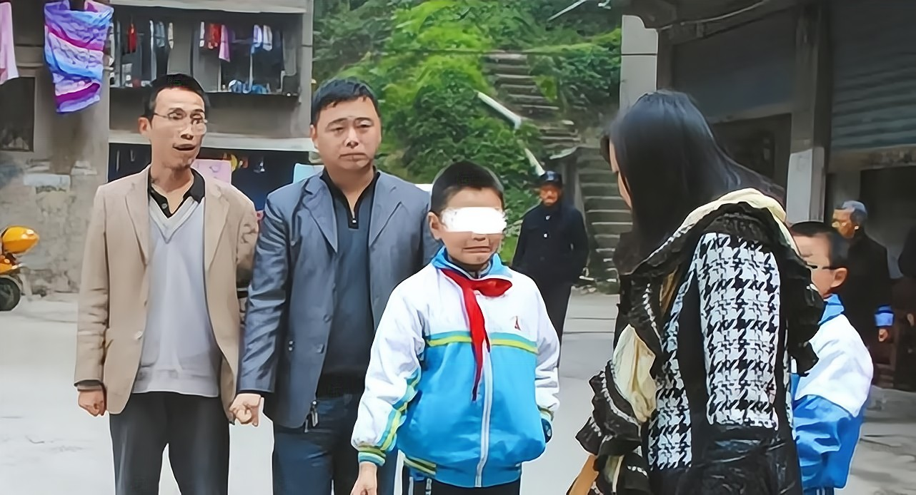 2013年四川9岁男童江小云扶老人反被讹你把我撞了不能走