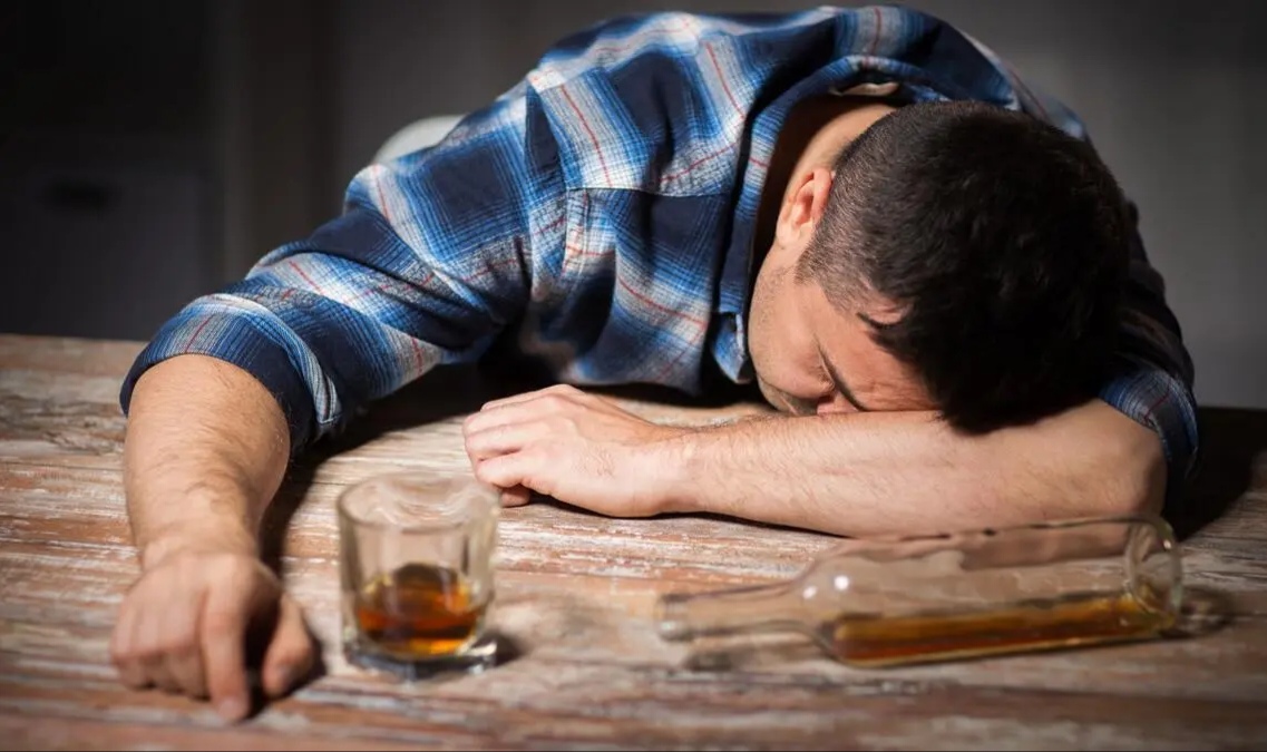 小伙失恋,借酒浇愁,结果笑坏众网友:这酒不错,治失恋刚刚滴