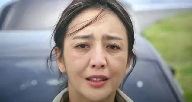 40岁佟丽娅成都路演引热议,生图疲倦皱纹多,全程无精打采引担忧