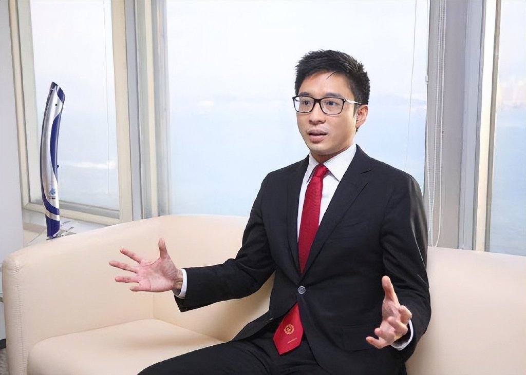 港媒曝联姻大瓜,40岁霍启山将娶24岁何超欣,哥哥忙工作无人回应