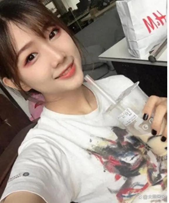 被嘲笑身材壮硕的钟婷,靠搞笑视频火出圈,现状不禁让人唏嘘