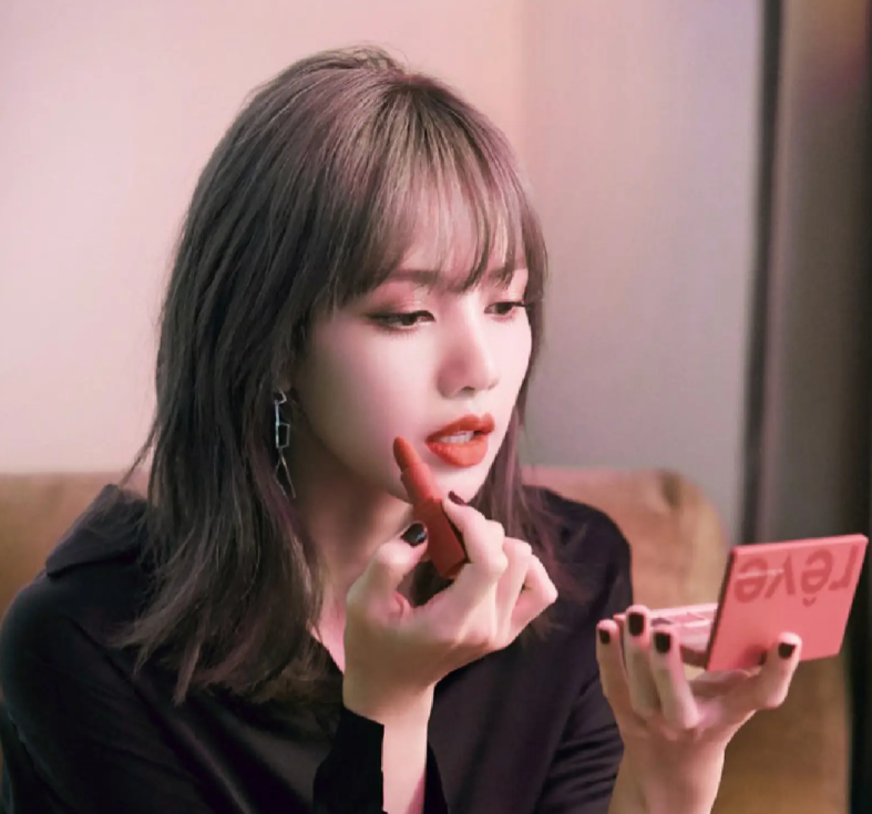 lisa罕见无刘海造型,5指宽额头白到反光,紧身露背装尽显好身材