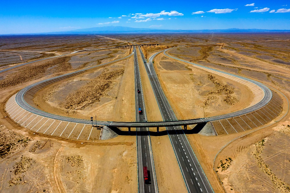 g7京新高速,世界最长沙漠公路