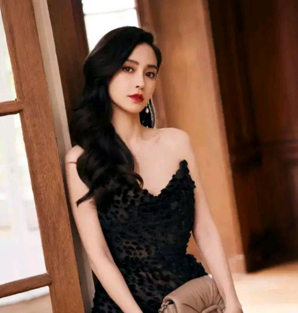 34岁angelababy的比基尼照片引发争议,凸显身材之美但造型受争议