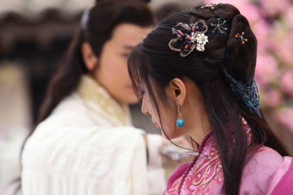 《绝爱之城》十三月篇,看似悲哀的莺哥,也曾被人捧在手心