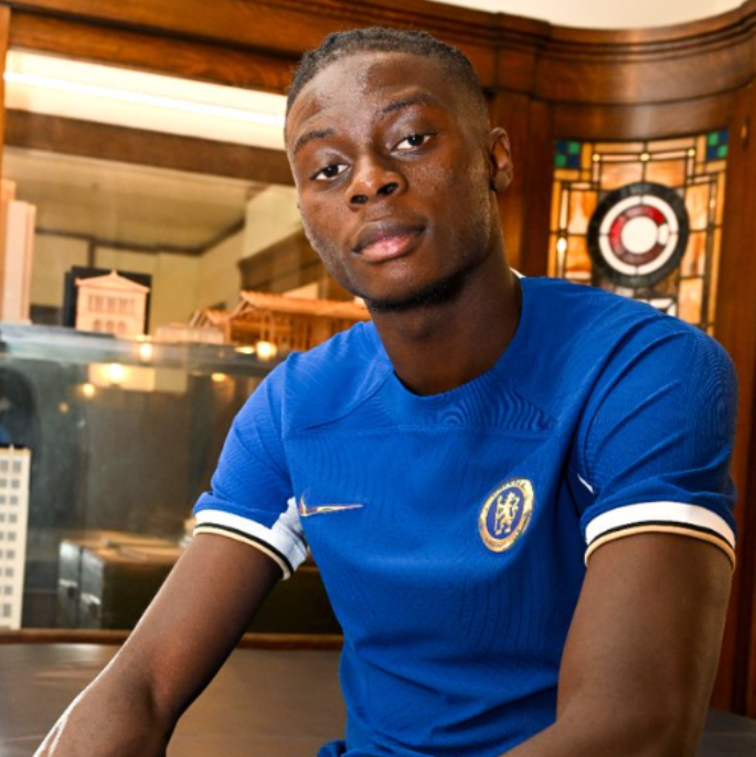 切尔西签下 19 岁中场球员乌戈丘库,合同为期七年