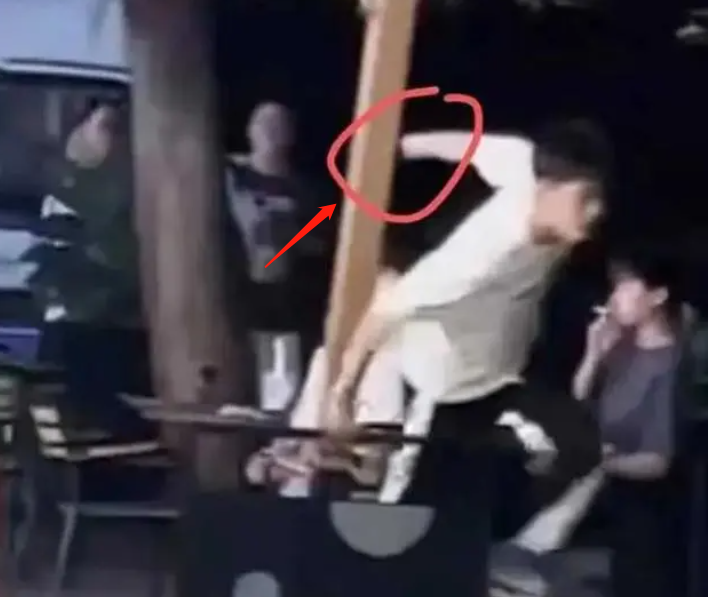 网红石佳明直播被砍手,凶手扬言我才14岁,真实原因令人意外