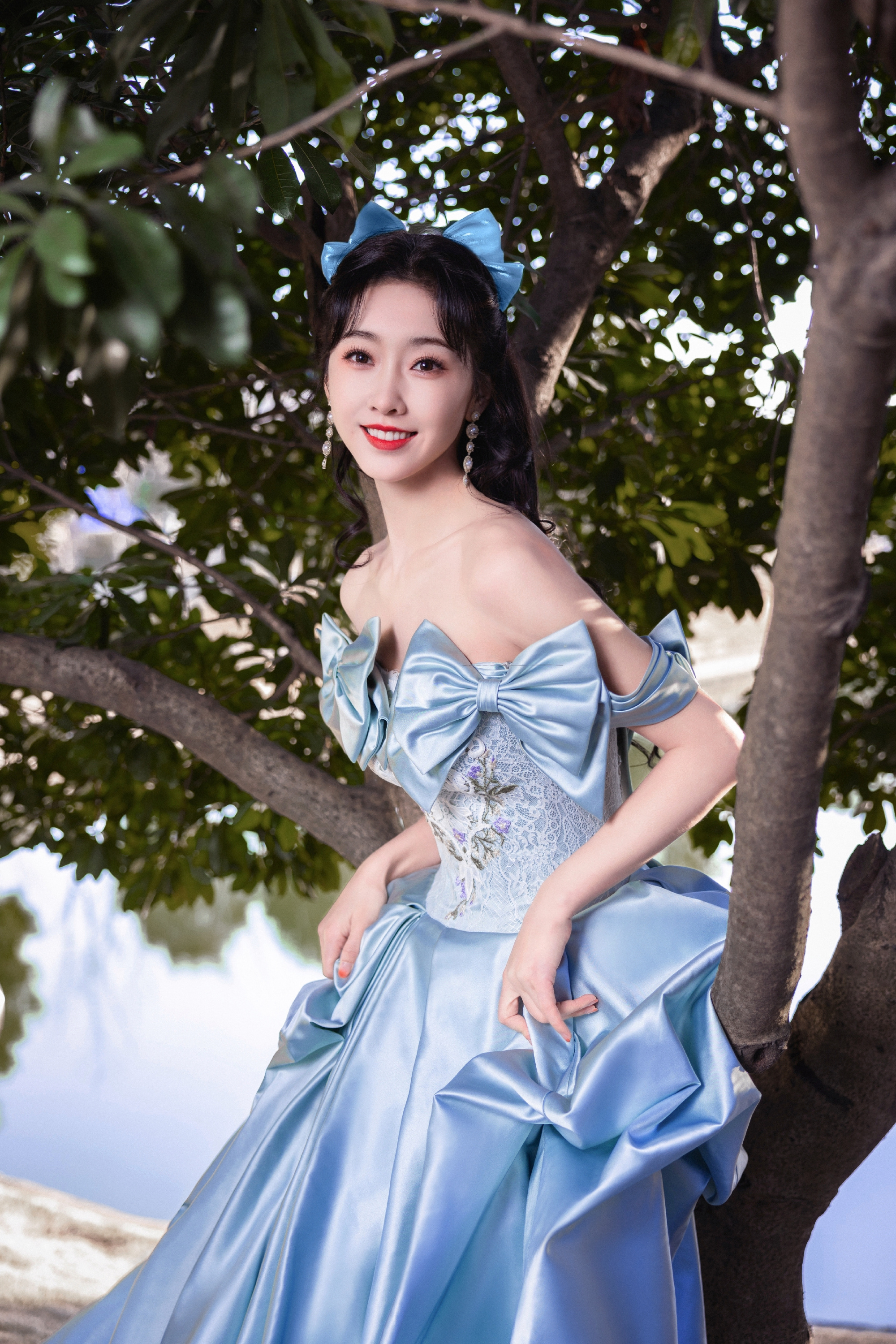 这才是真正的"在逃公主"!穿上蓝色礼服裙的宣璐,好让人心动