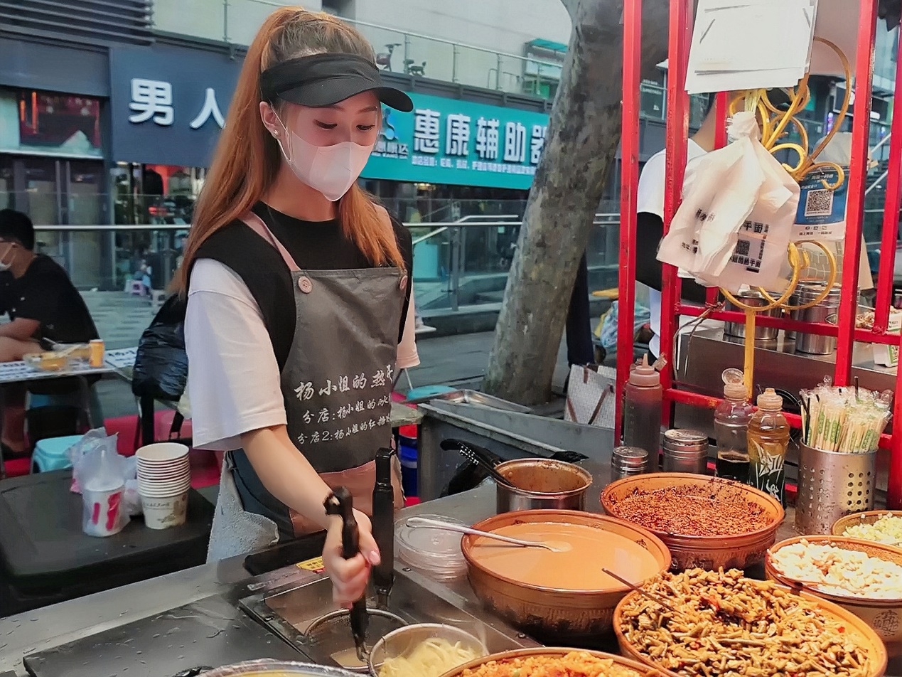 山东00后美女大学摆地摊,毕业买大奔,夜市坐拥3个摊月入好几万