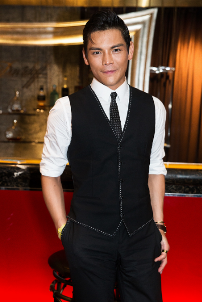 向佐一家杭州游,腹肌惹眼,郭碧婷身材发福,泳池不摘口罩