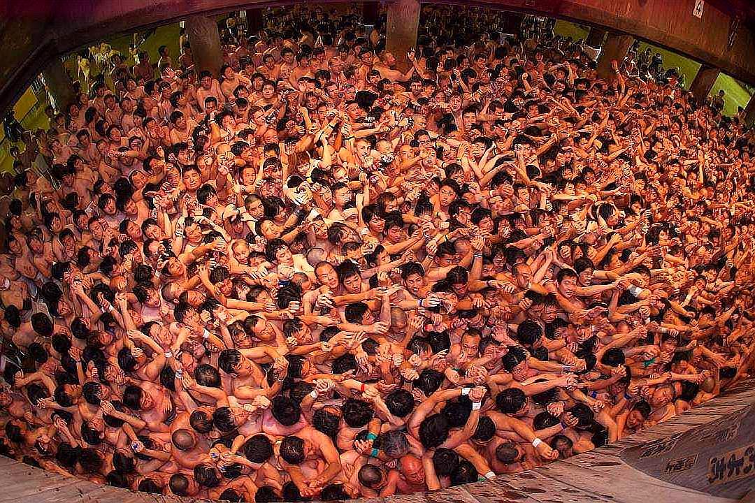 日本"裸祭节",只允许男性参与,上万名赤身男性争夺"宝木"