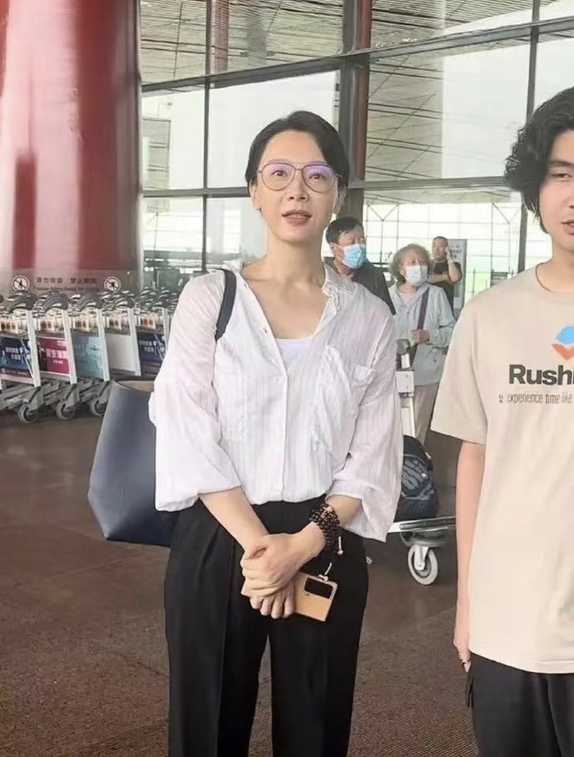 陈数携儿子走机场,母子俩仿佛"共用一张脸",太抢镜了