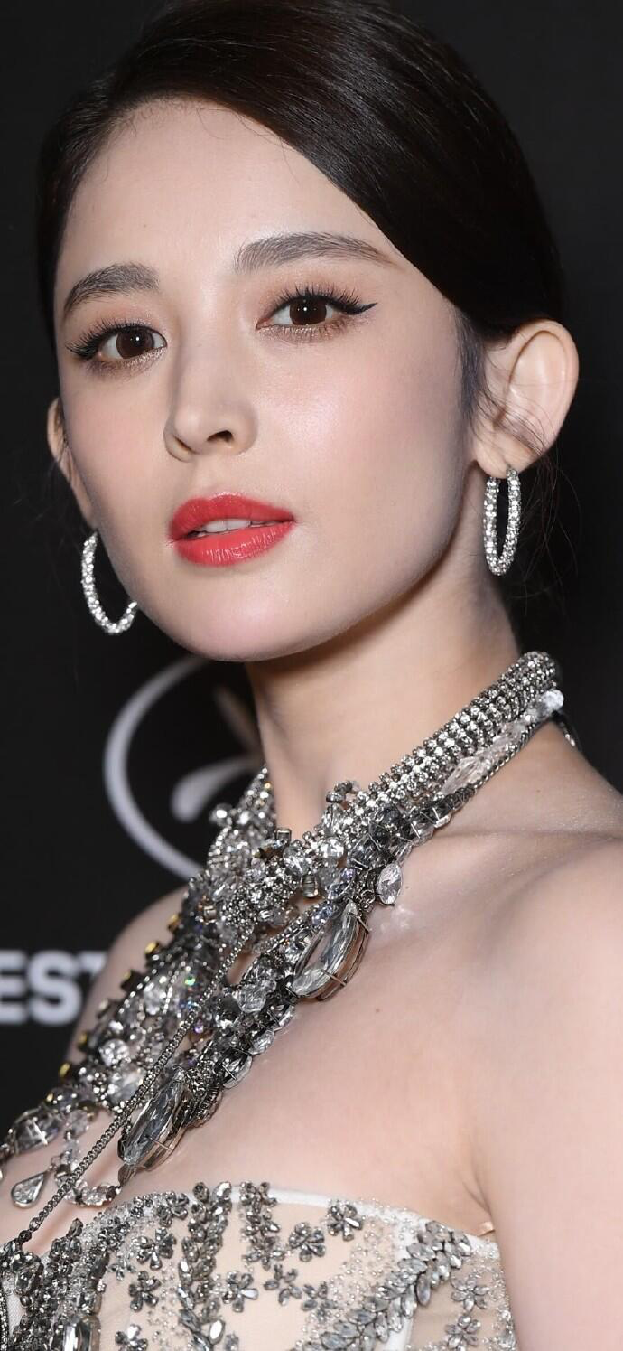 看了古力娜扎的高清怼脸生图,终于明白什么叫"新疆第一美女"了