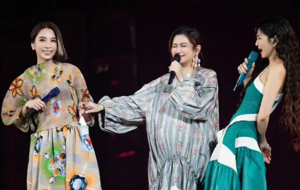 ella晒任家萱怀孕照片,在演唱会服装保守不露肤,手部皮肤真实