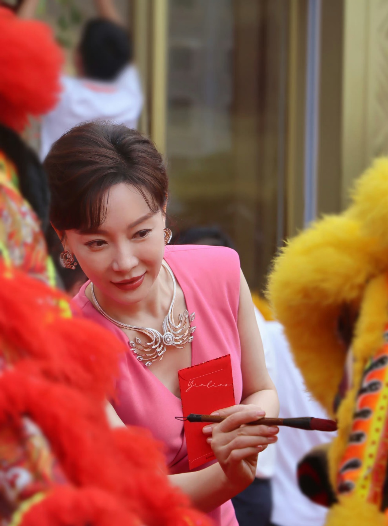 陈数真是努力往年轻了打扮,出席活动美成焦点,抢尽风头!