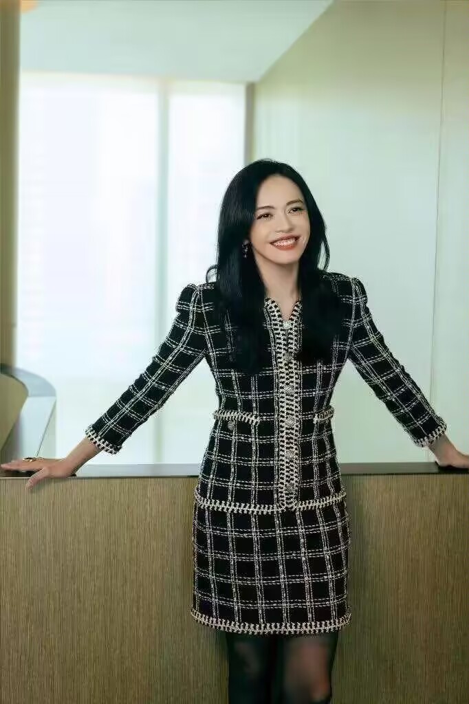 姚晨上了年纪反而更美,穿普通西装也显高贵,真有"阔太"气质