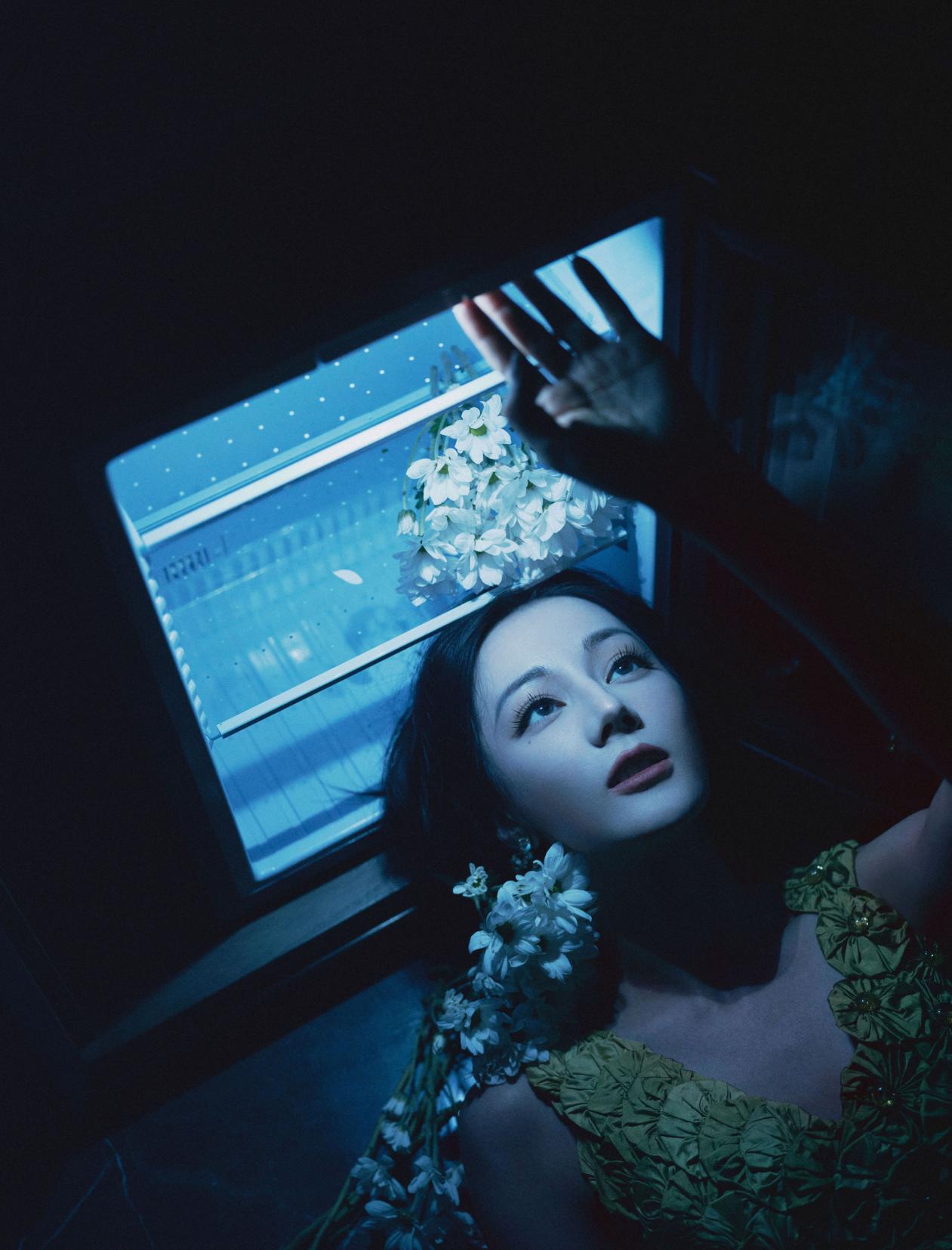 迪丽热巴黄绿色礼服惊艳,花瓣细节展现别样韵味