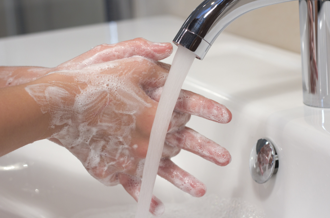 洗完手不擦干的人,你成功留住了手上的细菌