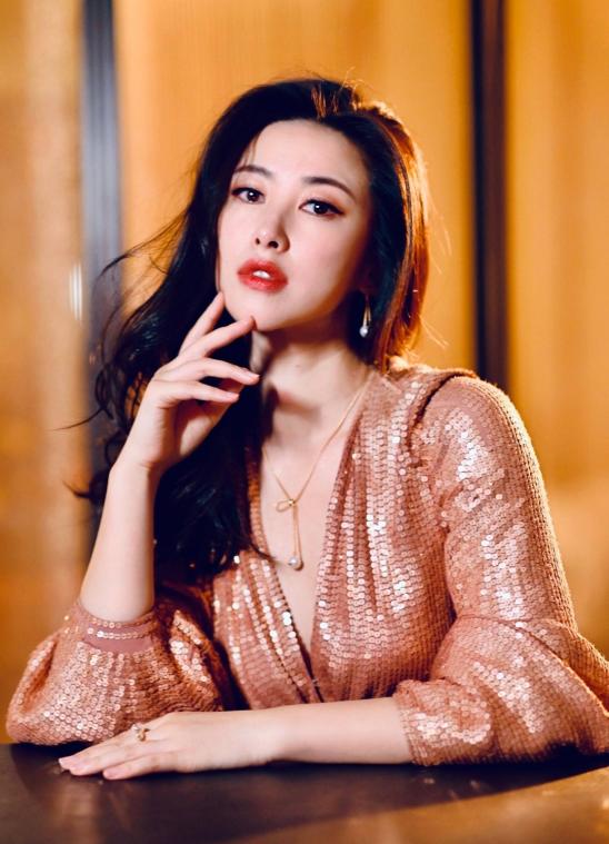 "全球最美面孔"朱珠,深v礼服气质突出