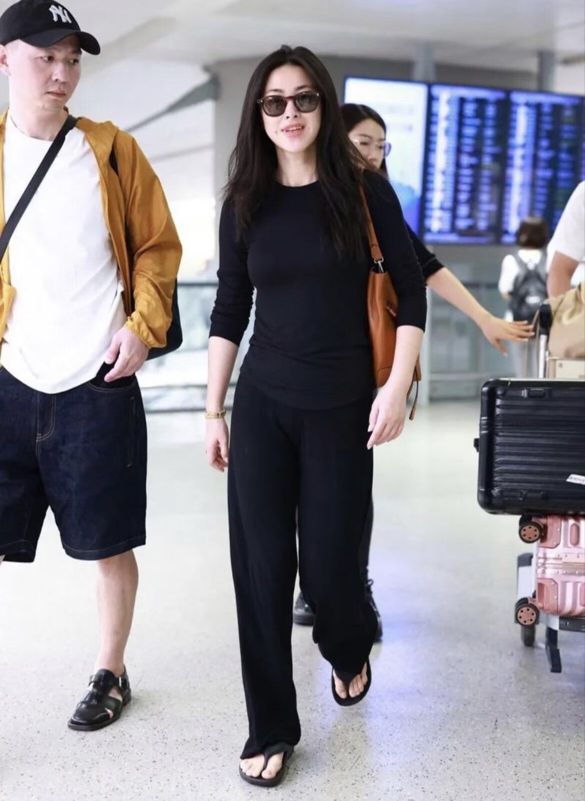 朱珠现身机场,穿搭时髦仿佛走路都"带风",真不像娃儿妈
