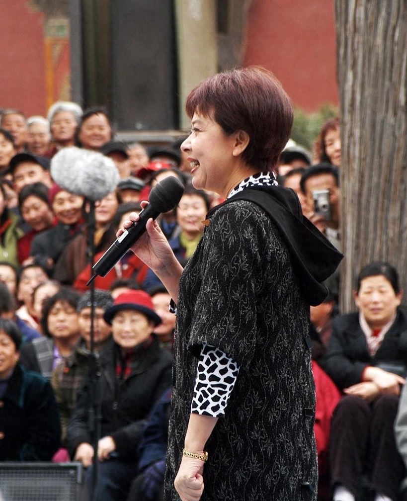 80年代央视最红主持人,晚年患上精神疾病,如今70岁的她怎么样了