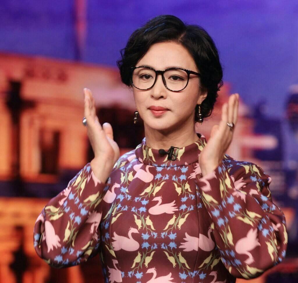 真敢说!主持人金星怒斥女明星有毛病,穿深v走红毯还捂着