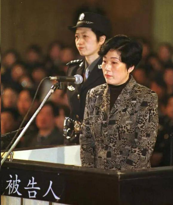 案例:湖南巨贪蒋艳萍,敛财数千万,狱中被监狱长拱怀孕逃脱死刑
