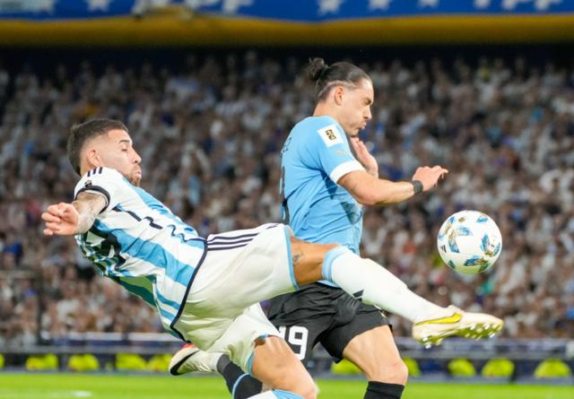 阿根廷队世预赛首败,梅西击中立柱,暴怒锁喉对手