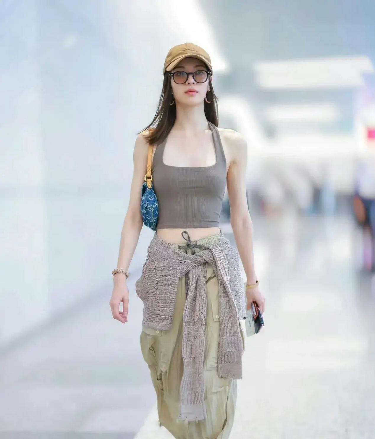 钟楚曦 机场穿搭好辣好美身段超级好