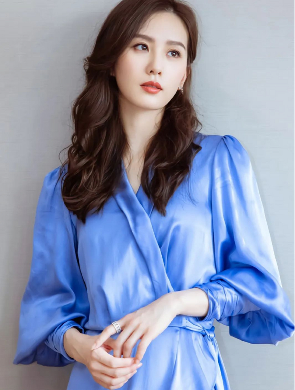 刘诗诗最新写真曝光,她化身为时尚圈中的清丽使者,将优雅演绎到了极致