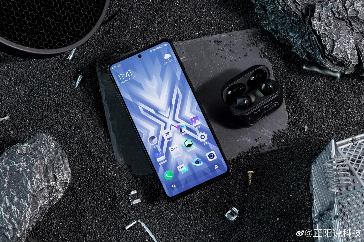 黑鲨6rs很高调,16g 1tb 5500mah电池,电竞机皇无疑