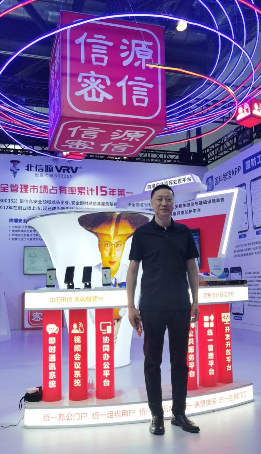 "网红钉子人"现身第十二届中国国际国防电子展览会