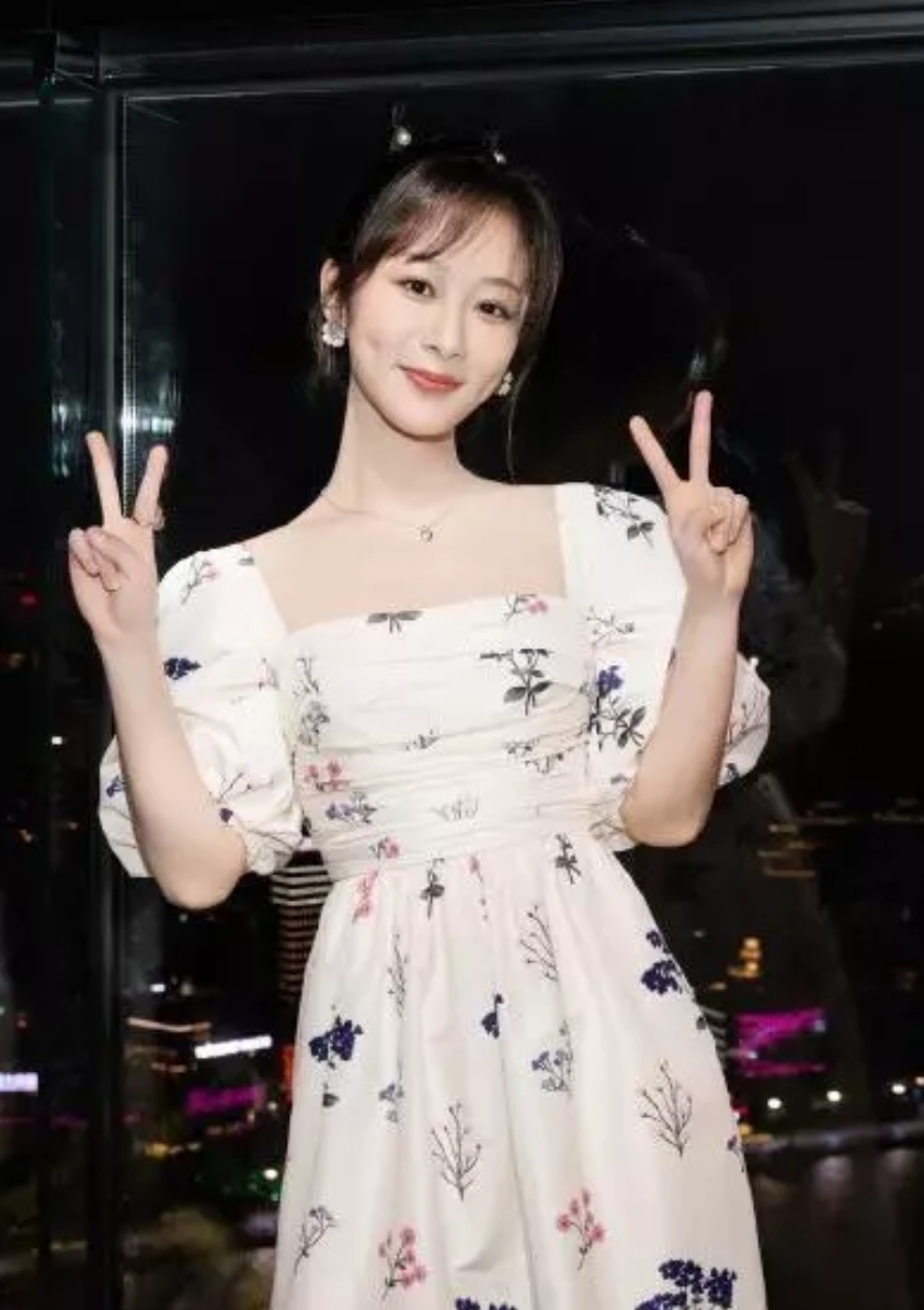 这才是甜妹的正确打开方式!杨紫穿白色碎花裙,可爱不失温柔