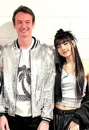 lisa恋情又添实锤?同lv三太子一家出游,与两位太子妃友好互动