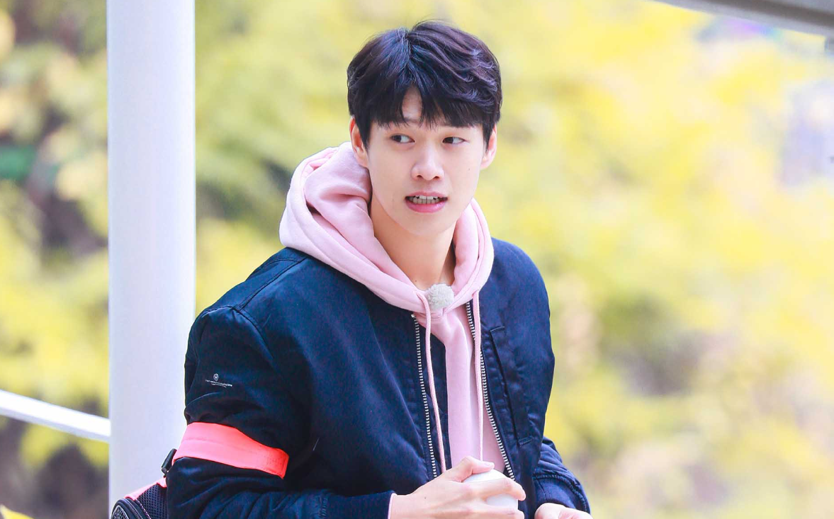 魏大勋笑起来真的还蛮可爱的,很阳光,而且很有趣,综艺感很好